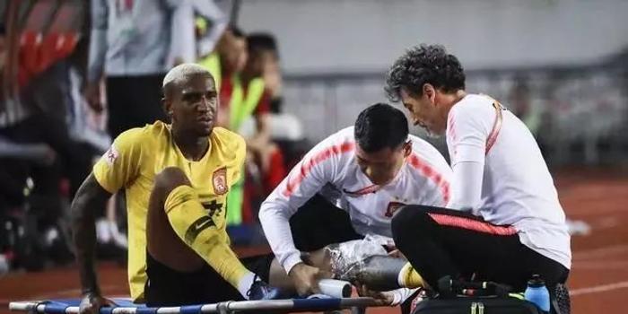  马赛核心球员重伤赛季报销，球队前景蒙上阴影  